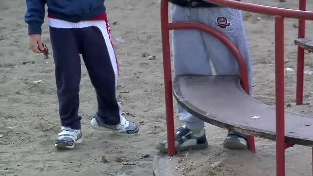 Doi copii din Botoşani, torturaţi şi arşi cu ţigara de tatăl lor. Ce explicaţie a dat