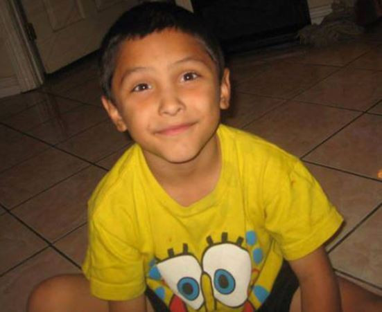 Chinurile la care a fost supus de părinți un copil de 8 ani pentru că ar fi fost gay