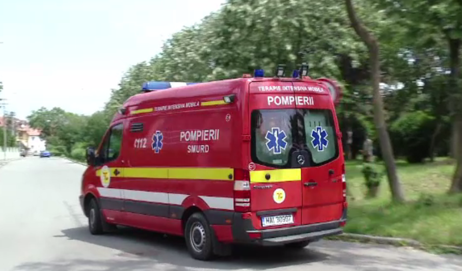 Trei muncitori care s-ar fi electrocutat în timp ce lucrau cu un excavator, preluaţi de SMURD