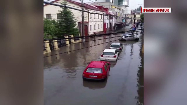 Mai multe zone din țară lovite de ploi și vijelii. Persoane puse în pericol de viituri