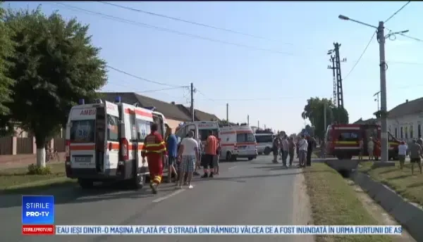 Accident cu 2 maşini şi un microbuz, în Pecica. 7 răniţi, dintre care unul grav