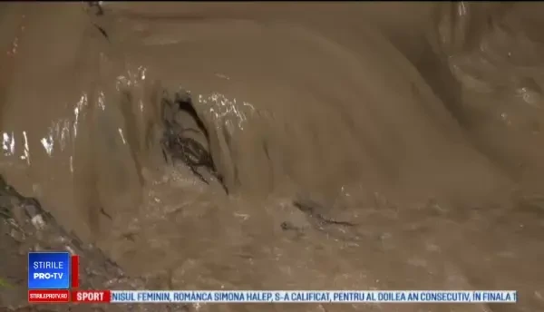 Dezastru în 2 localități: mașini luate de ape și asfalt decopertat