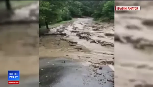 Mai multe zone din țară lovite de ploi și vijelii. Persoane puse în pericol de viituri
