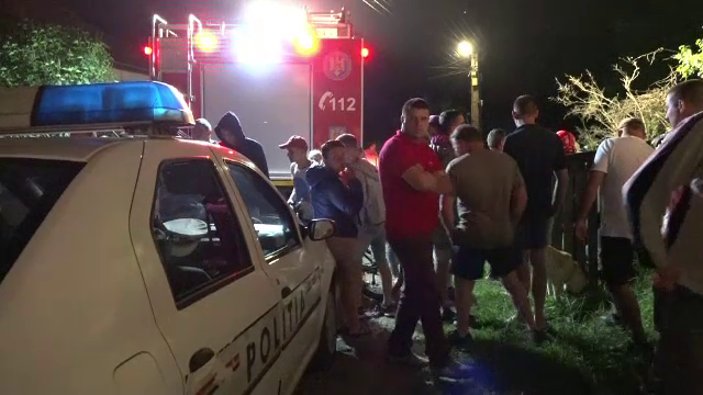 Doi tineri au ajuns la spital, după ce mașina pe care ar fi încercat să o alimenteze a luat foc