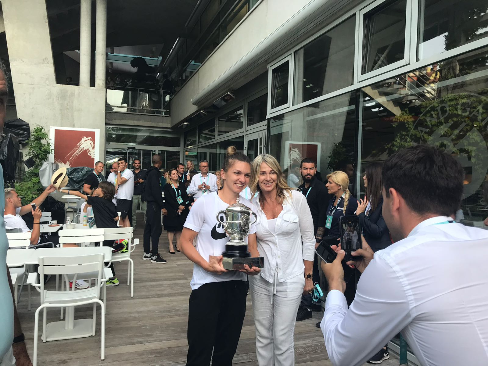 ”Orice e posibil dacă munceşti şi crezi”. Simona Halep, în culmea fericirii după Roland Garros