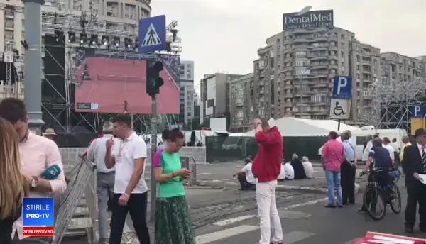 Simpatizanții PSD din Piața Victoriei urmăresc meciul cu Simona Halep