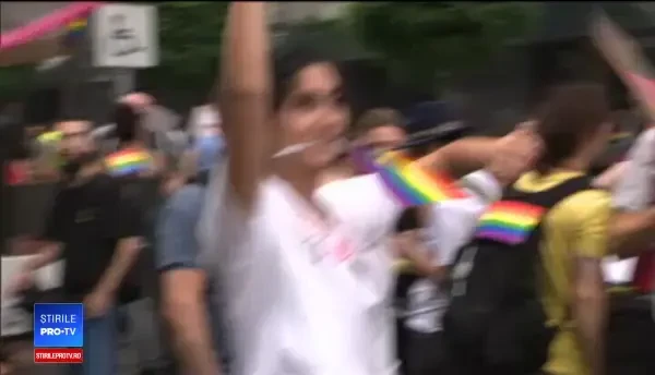 Aproape 10000 de oameni, prezenți la Marșul Diversității. Steag LGBT imens, pe Calea Victoriei