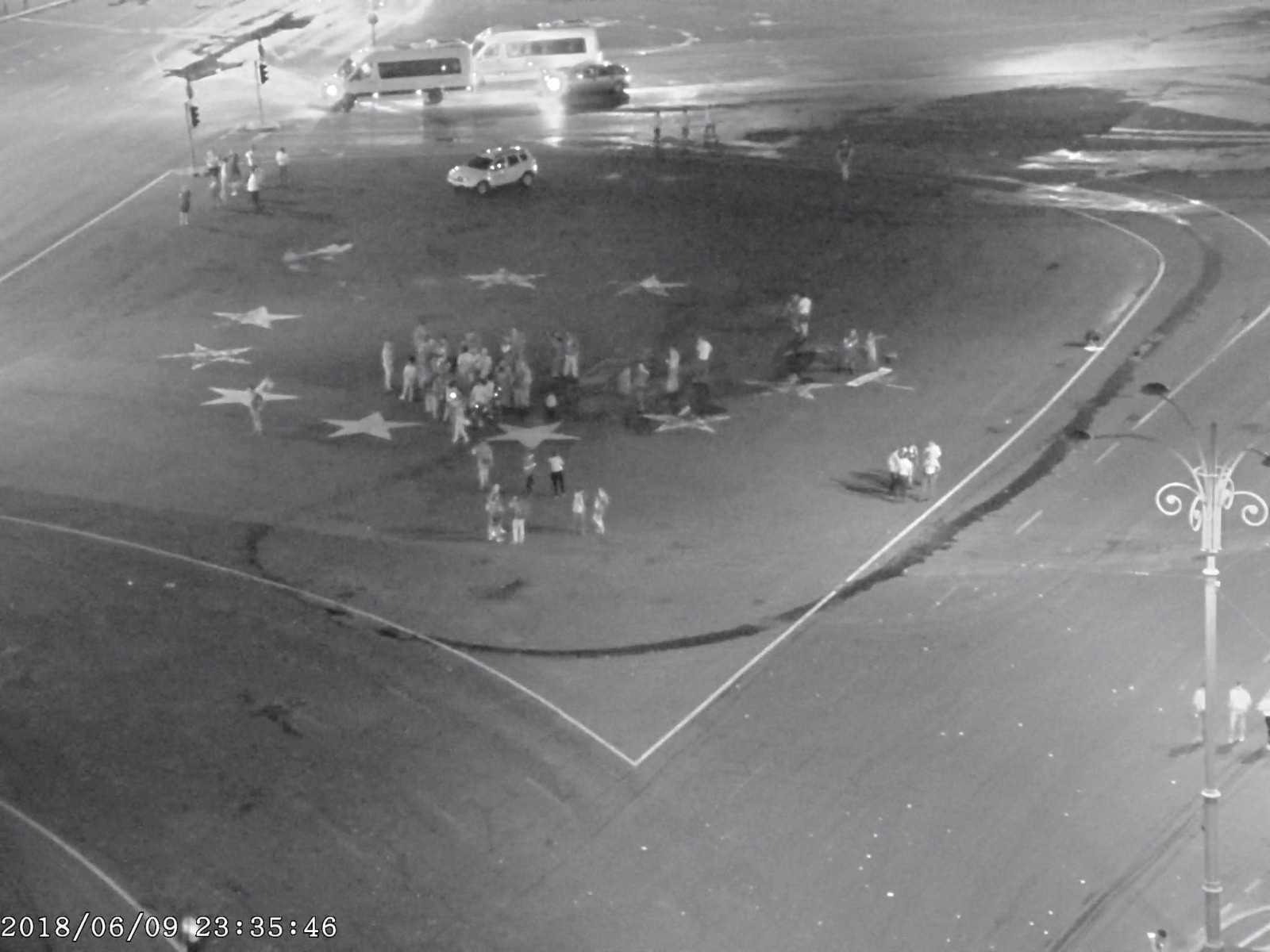 Piața Victoriei curățată de gunoaie după miting