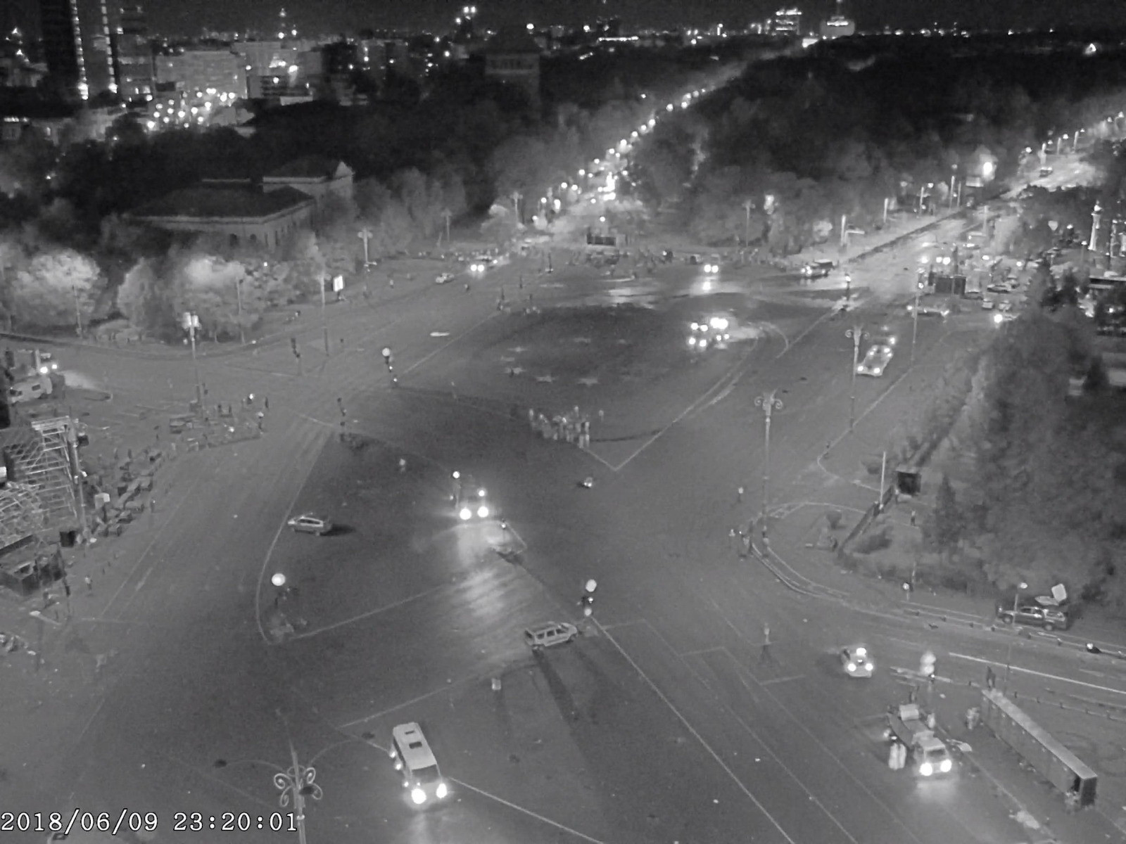 Piața Victoriei curățată de gunoaie după miting