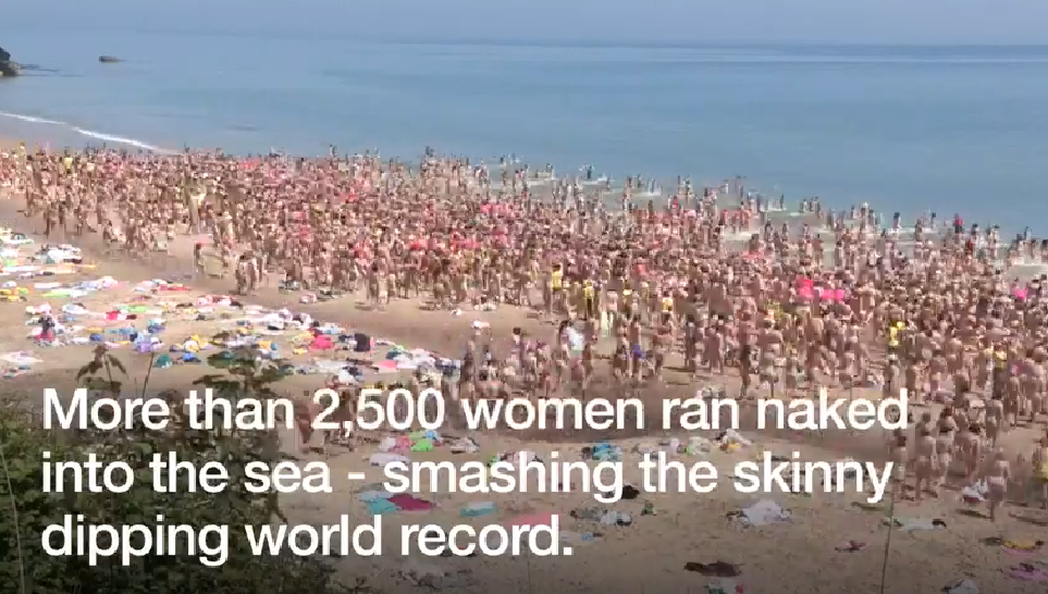 Peste 2.500 de irlandeze au făcut baie goale şi au stabilit un nou record mondial