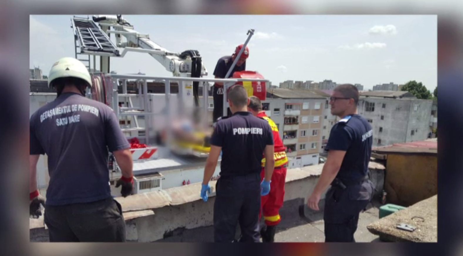 Un bărbat care amenința că se sinucide, sedat şi coborât cu o autospecială