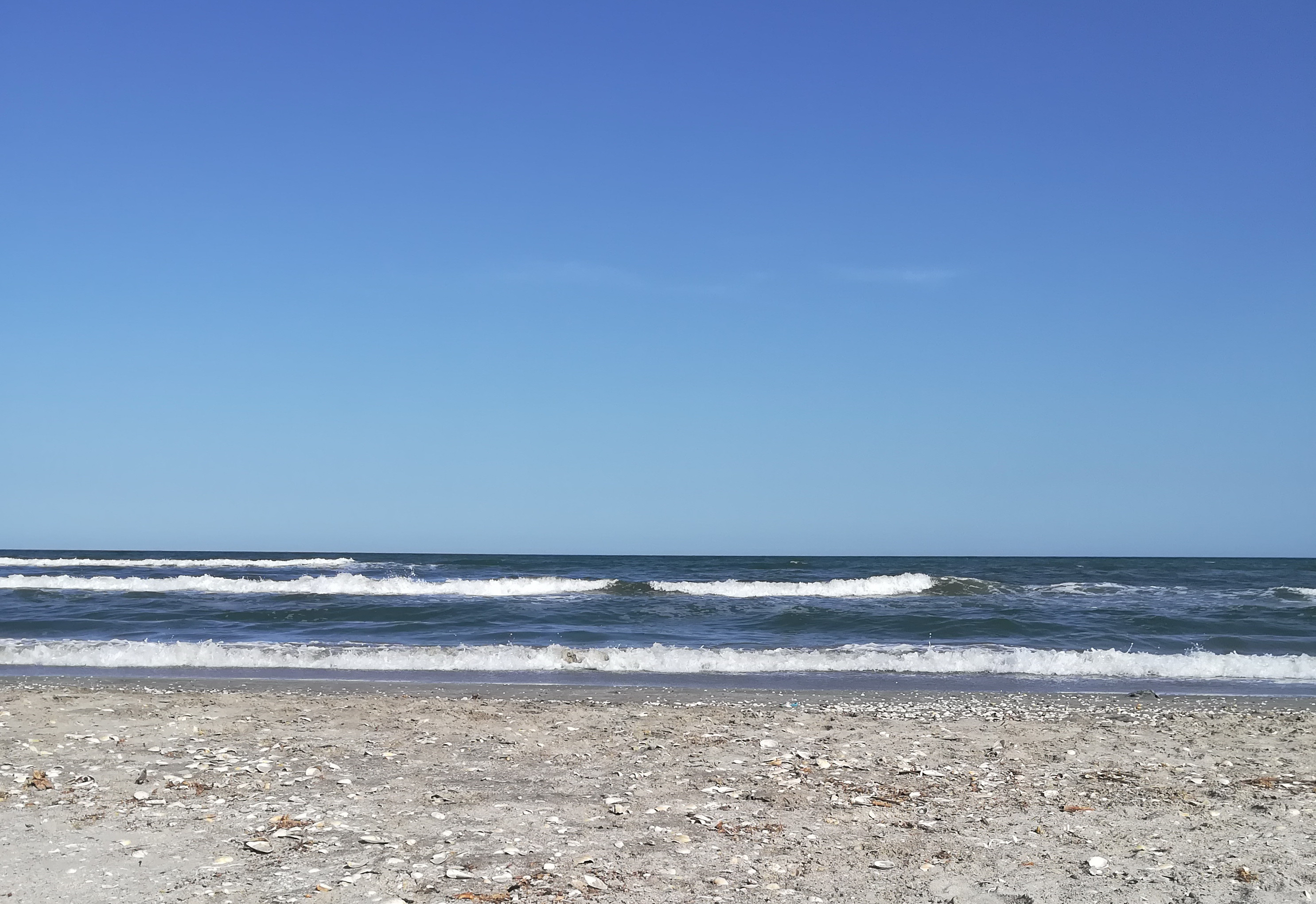 Un băiat de 14 ani a dispărut în mare, la Corbu. Și-a salvat înainte un prieten