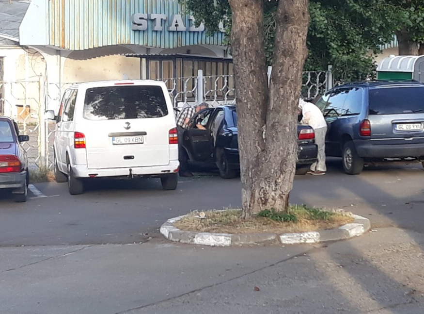 Descoperire macabră în Galați. Cadavrul unui bărbat, găsit într-o mașină parcată