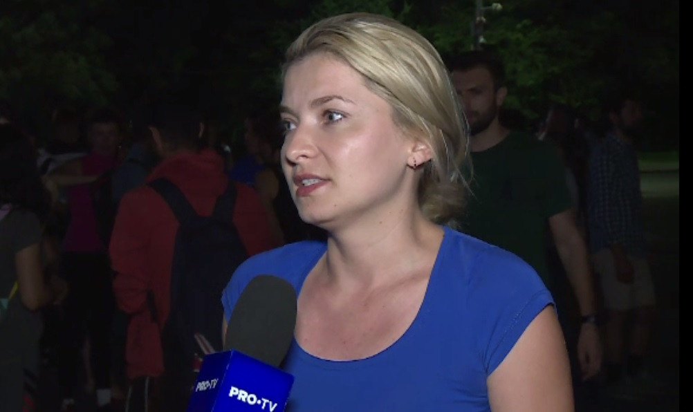 Cu un nod în gât, Iulia a protestat în Piața Victoriei: ”Am făcut 2 facultăţi ca să fiu nevoită să plec din ţară”