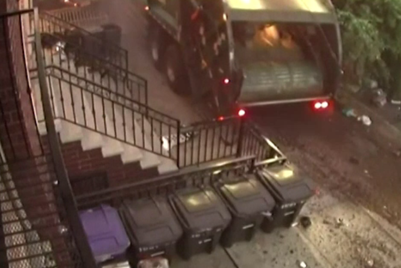 Accident filmat în SUA. Șoferul unei mașini de gunoi a provocat un dezastru