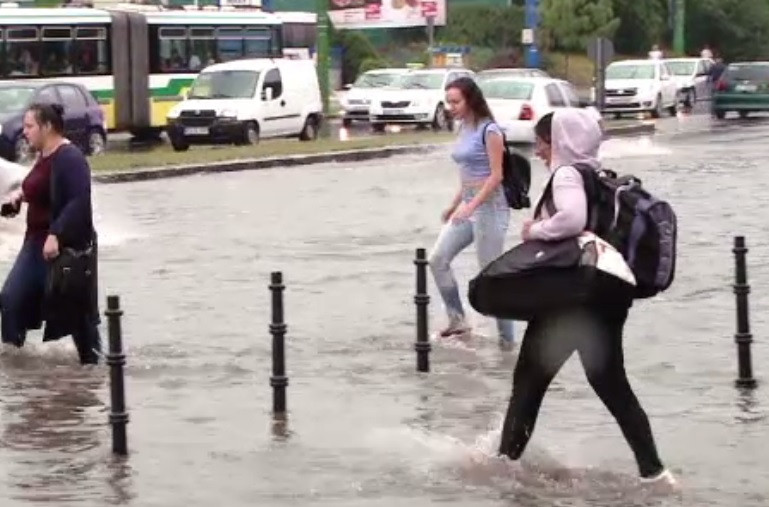 Inundații serioase în Brașov. În câteva minute străzile au fost acoperite de apă