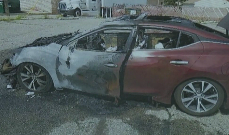 O femeie reclamă faptul că mașina i-a fost distrusă de telefoanele care au luat foc