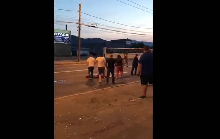 Trei tineri au fost bătuţi cu pumnii şi picioarele, pe un bulevard din Baia Mare, până au rămas inconştienţi