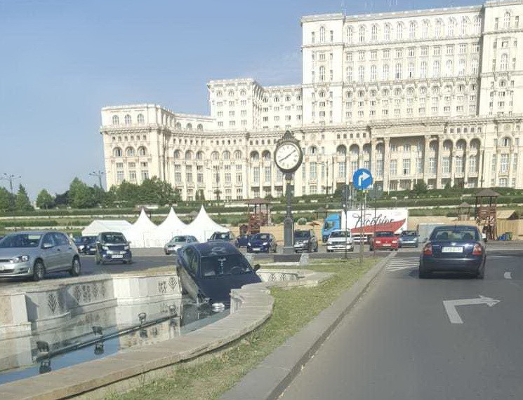 Un şofer a plonjat cu maşina într-o fântână arteziană din Piaţa Unirii din Capitală