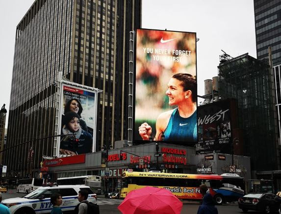 Simona Halep, pe un ecran gigant în centrul New York-ului: ”You never forget your first”