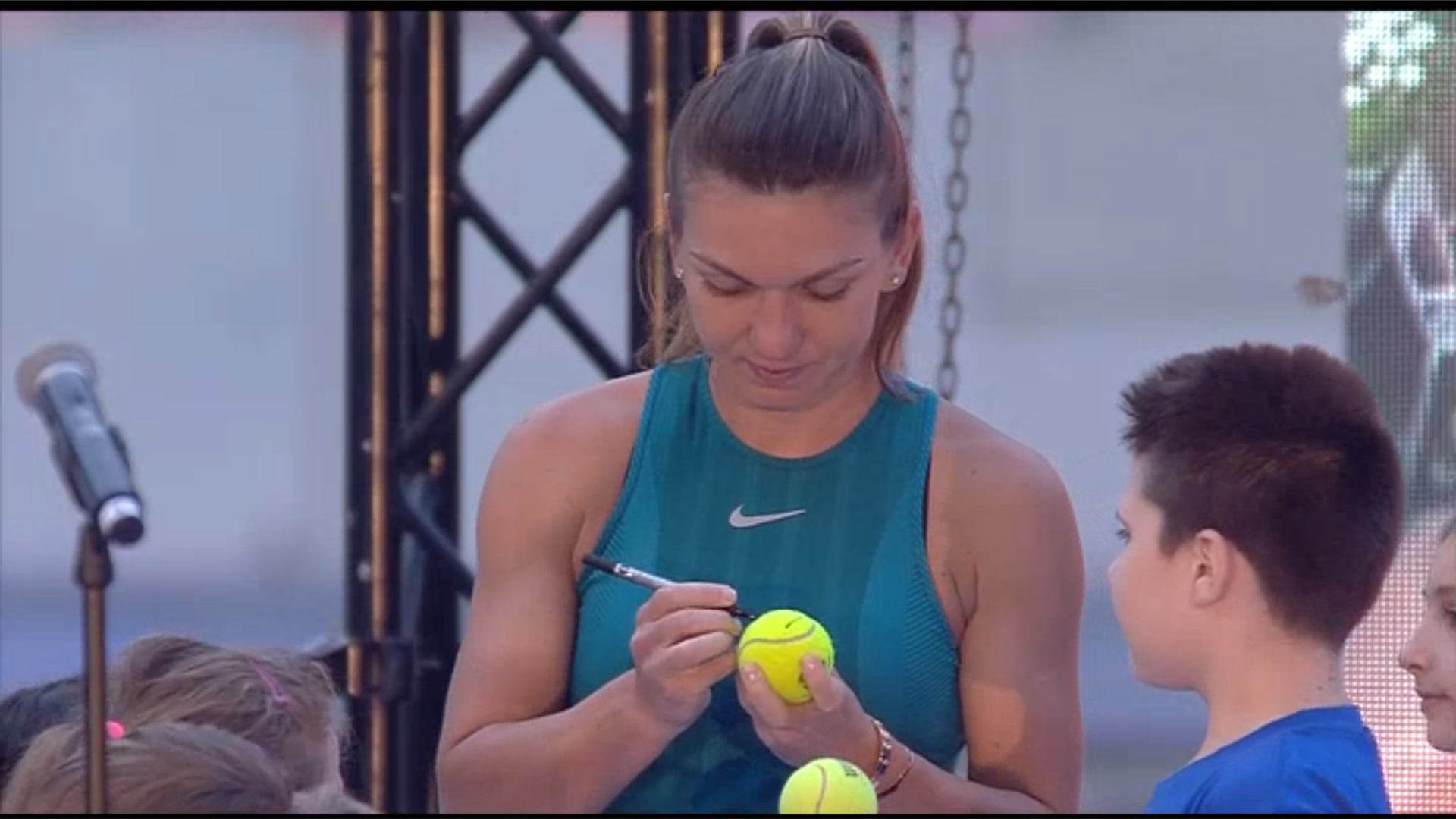 Simona Halep si trofeul de la Roland Garros