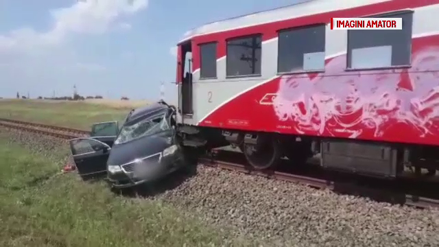 Trei persoane au ajuns la spital, după ce mașina lor a fost lovită de tren, la Caracal