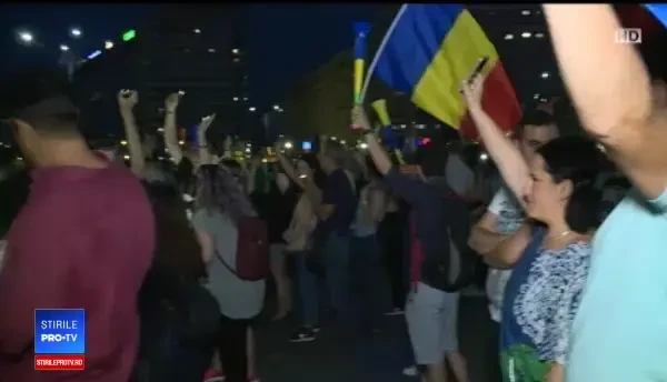 Cu un nod în gât, Iulia a protestat în Piața Victoriei: Am făcut 2 facultăţi ca să fiu nevoită să plec din ţară
