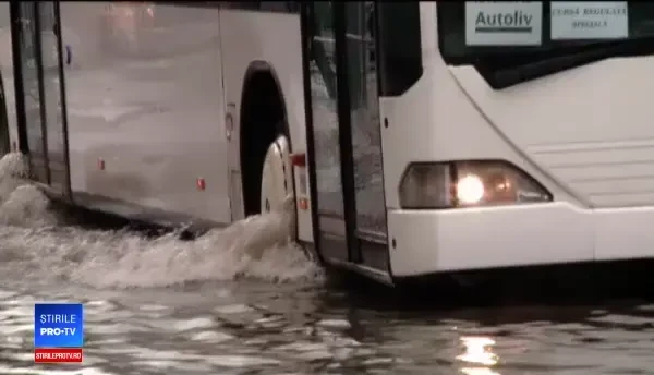 Inundații serioase în Brașov. În câteva minute străzile au fost acoperite de apă