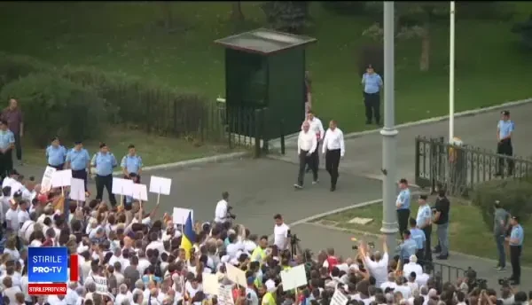 Dragnea se luptă cu procurorii şi în afara tribunalului, pentru a o apăra pe Dăncilă