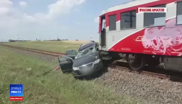 Trei persoane au ajuns la spital, după ce mașina lor a fost lovită de tren, la Caracal