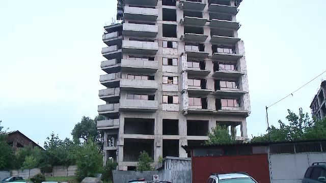 Un băiat de 16 ani a căzut de la etajul șapte al unui bloc părăsit