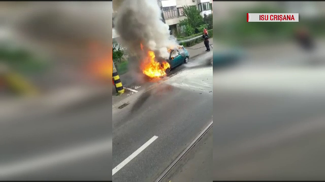 Mașină distrusă complet de flăcări într-o parcare din Oradea