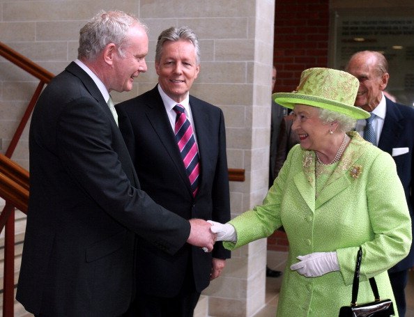 ELIZABETH A II-A ŞI MCGUINESS