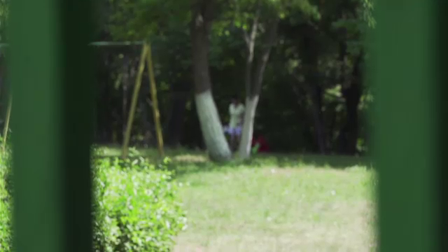 Copii cu dizabilități, abuzați de două îngrijitoare: „Dă-le să zacă. Să te ştie de frică”