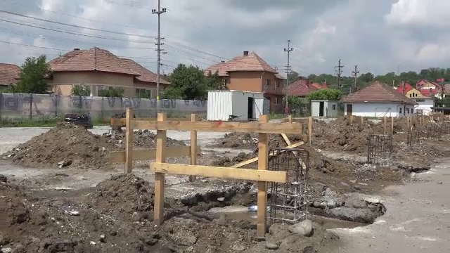 Furt ca în filme, pe un șantier din Reghin. Hoții au dispărut cu un buldoexcavator