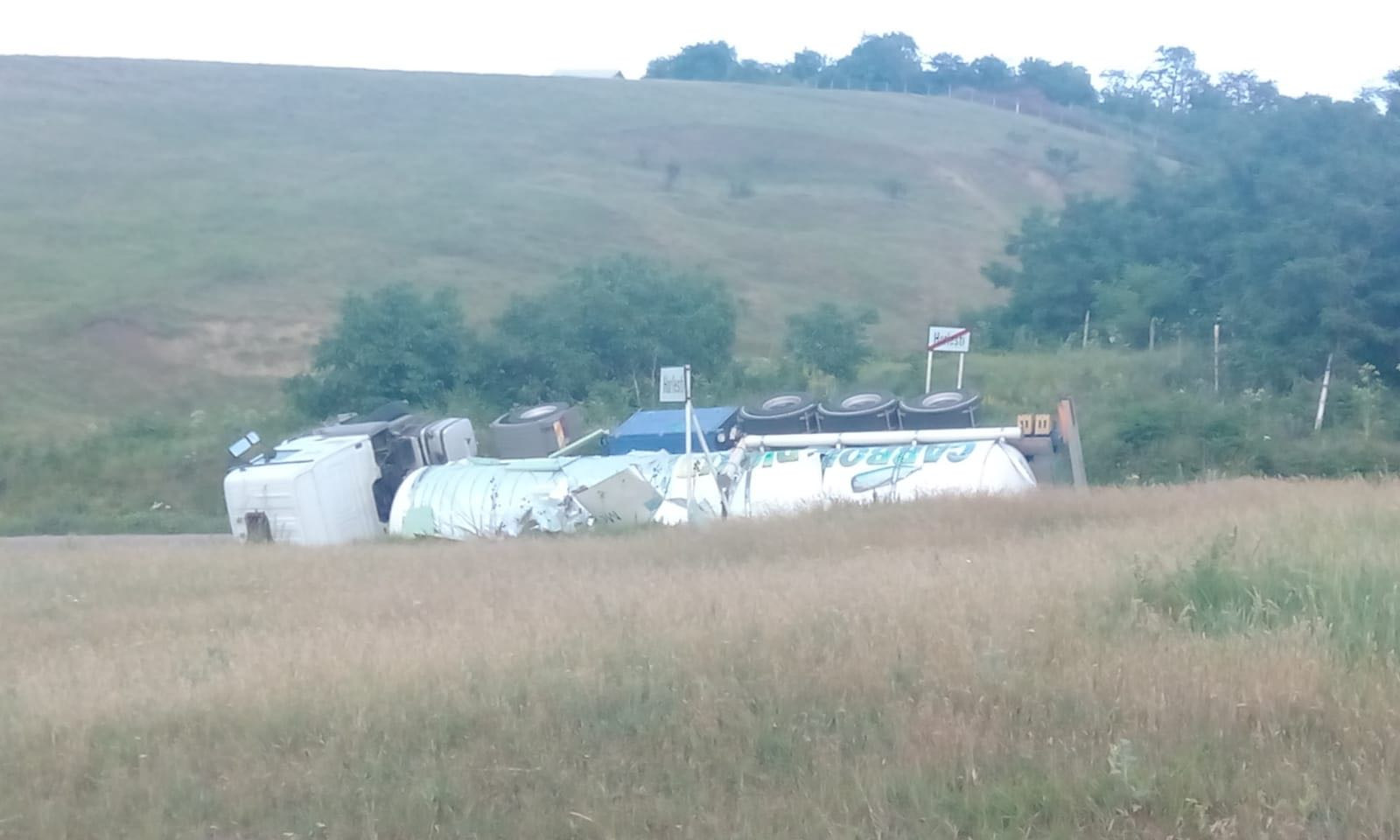 O cisternă cu dioxid de carbon lichid s-a răsturnat, în Iași