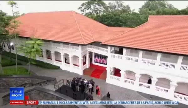 O strângere de mână istorică: Donald Trump și Kim Jong-un. Cei 2 lideri s-au întâlnit după luni de amenințări