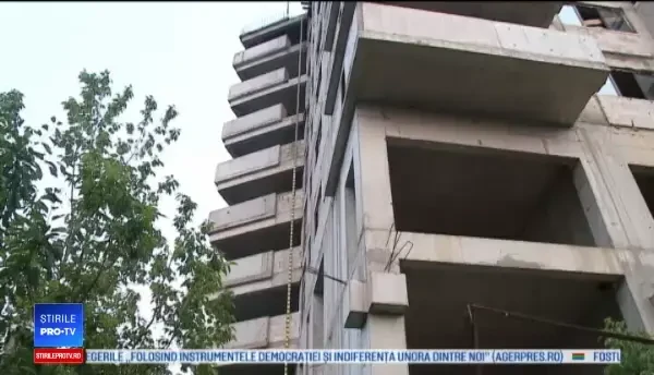 Un băiat de 16 ani a căzut de la etajul șapte al unui bloc părăsit