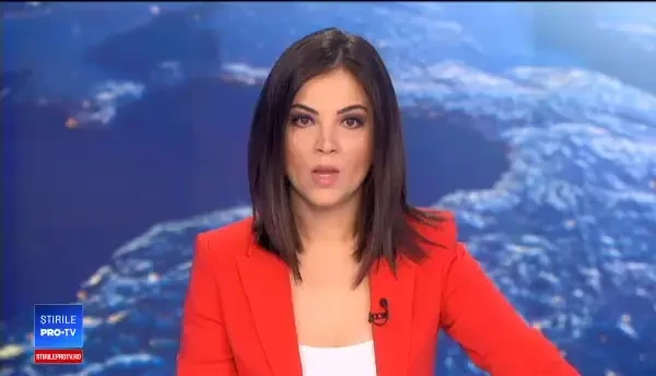 Mașină distrusă complet de flăcări într-o parcare din Oradea