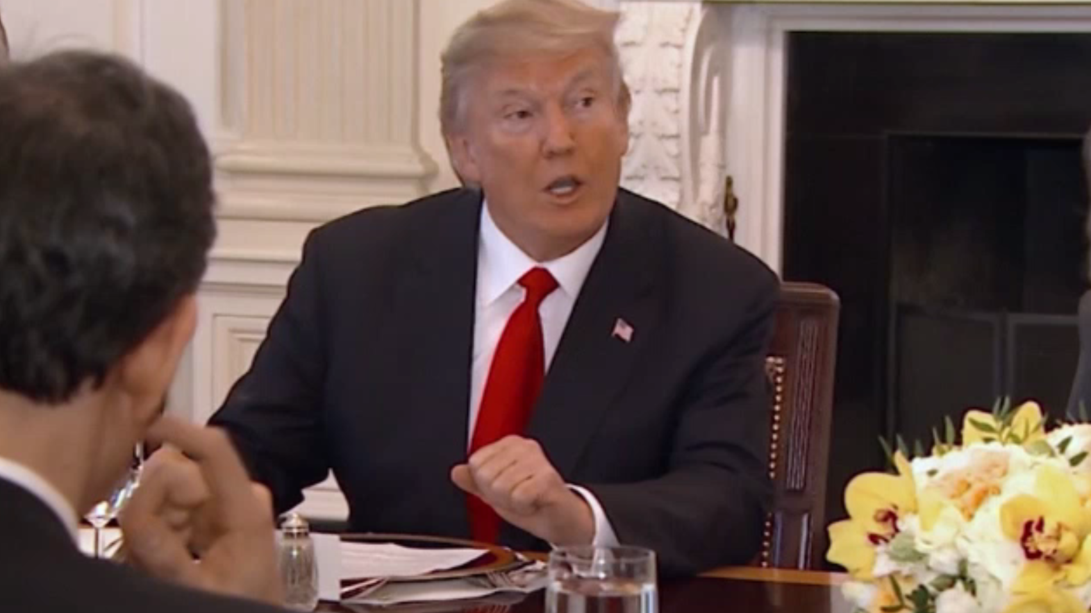 Gestul ilegal pe care îl face Donald Trump cu documentele oficiale. Dezvăluirile unor foști angajați