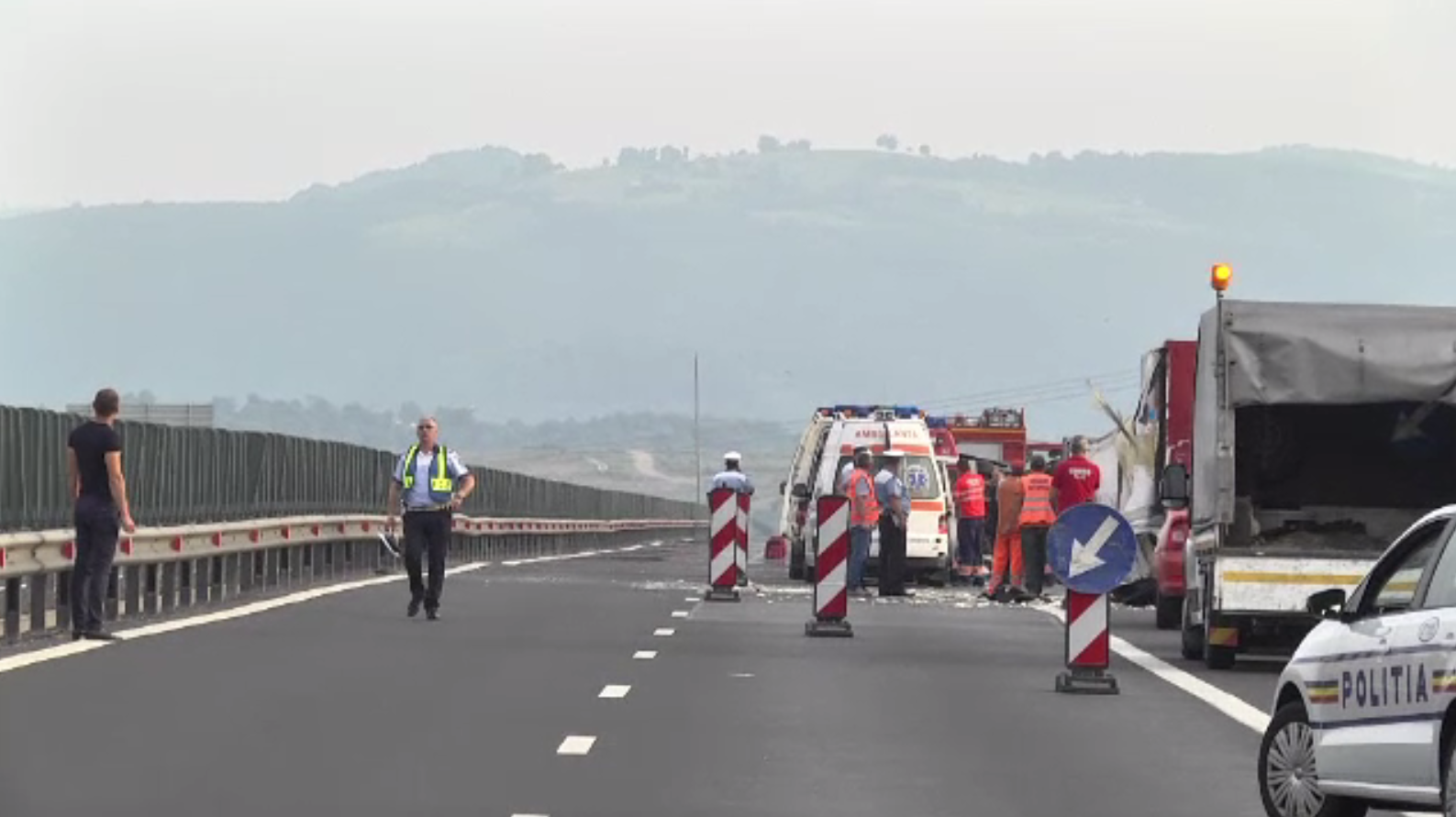 Un mort și 5 răniți, după ce un microbuz a lovit o autotutilitară care staționa