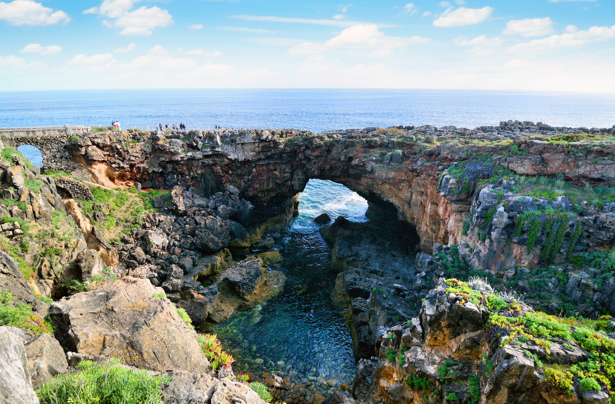 Un cuplu a murit în timp ce încerca să facă un selfie, pe o plajă din Portugalia