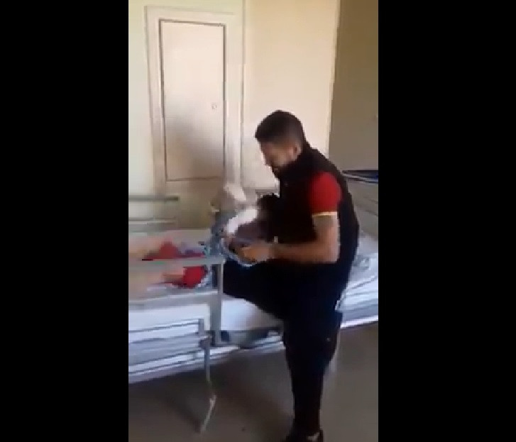 Un copil a rămas orb, în urma unui atac aerian, în Siria: "Tati, ochii mei". VIDEO