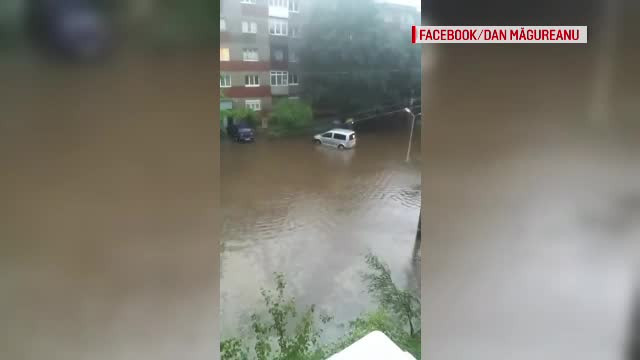 Vijelii puternice în mai multe județe. În Mehedinți, un bărbat a murit lovit de trăsnet