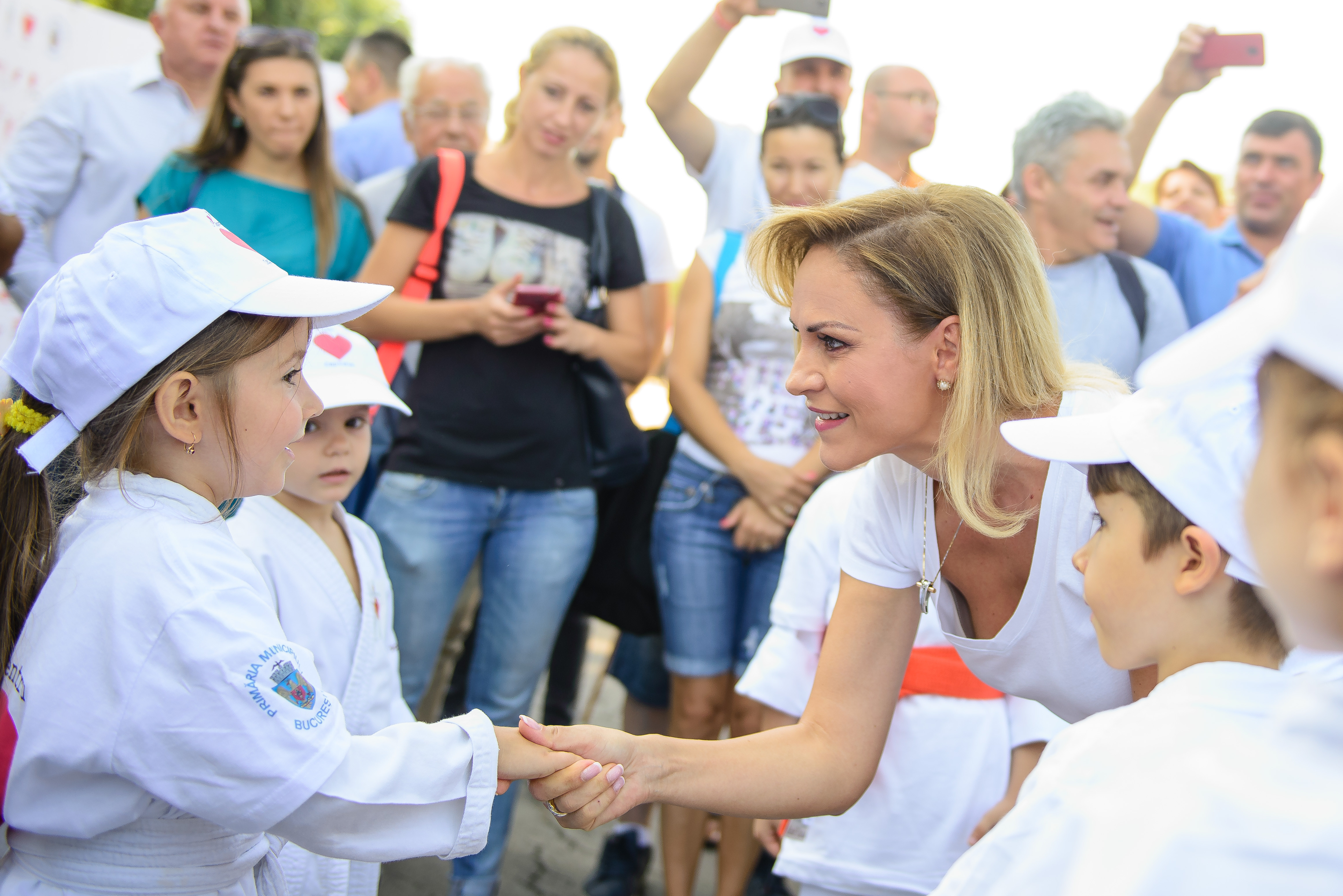 Primăria Capitalei oferă bani copiilor care au nevoie de aparat dentar. Suma promisă