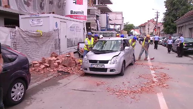 Un şofer din Cluj s-a trezit pe capotă cu bucăţi uriaşe de cărămizi, în timpul mersului