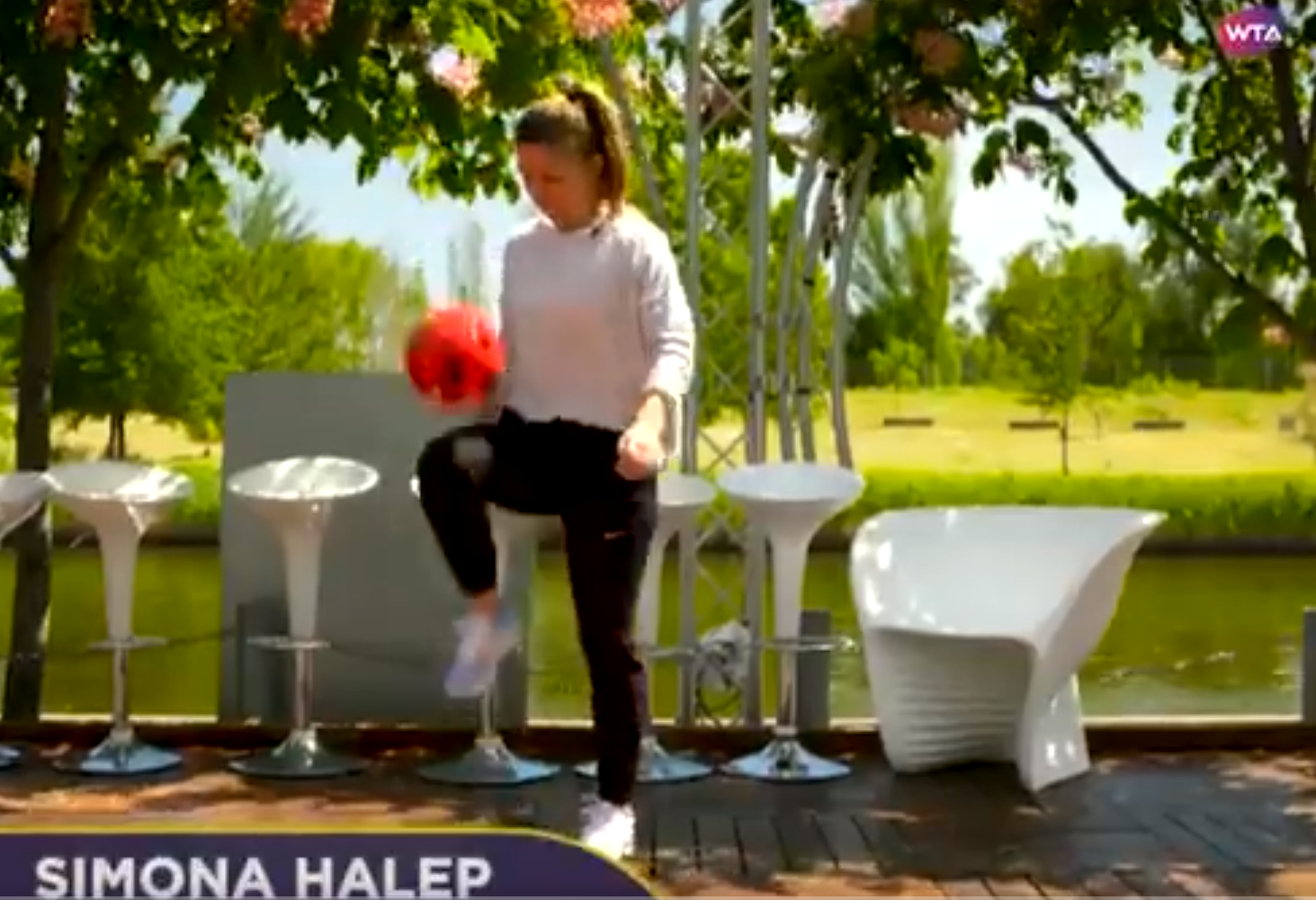 Simona Halep, "jonglerii" cu mingea de fotbal înaintea startului CM. VIDEO