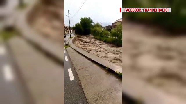 Furtunile au făcut prăpăd în ţară. Un bărbat a murit după ce a fost lovit de trăsnet