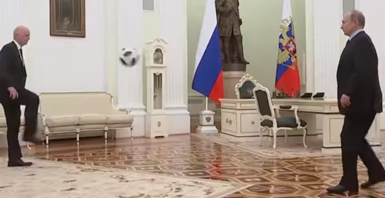 Vladimir Putin, filmat în timp ce schimbă pase cu președintele FIFA. VIDEO