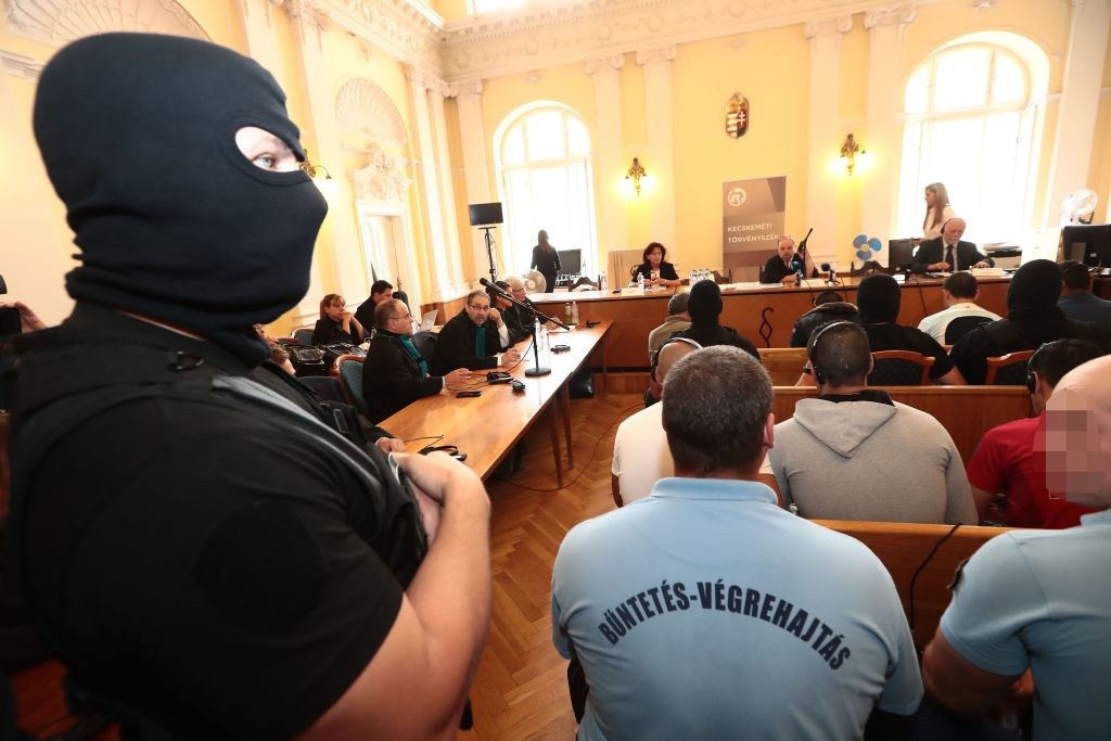 Cazul celor 71 de migranți care au murit sufocați în camion. Pedepse de 25 de ani